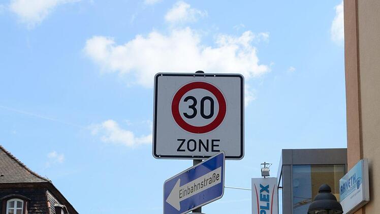 Widersprüchlich: Tempo 30 erlaubt das Radeln auf der Fahrbahn, das blaue Radwegschild gebietet die Benutzung des Radweges. Foto: Dagmar Besand