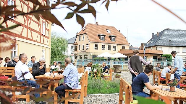 Bei der Er&ouml;ffnung des Spitalhauses in Bad Staffelsteingenossen die geladenen G&auml;ste Kaffee und Kuchen im neu errichteten Biergarten am Spitalhaus. Foto: Dominic Buckreus
