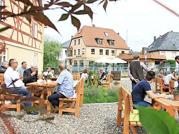 Bei der Eröffnung des Spitalhauses in Bad Staffelsteingenossen die geladenen Gäste Kaffee und Kuchen im neu errichteten Biergarten am Spitalhaus. Foto: Dominic Buckreus