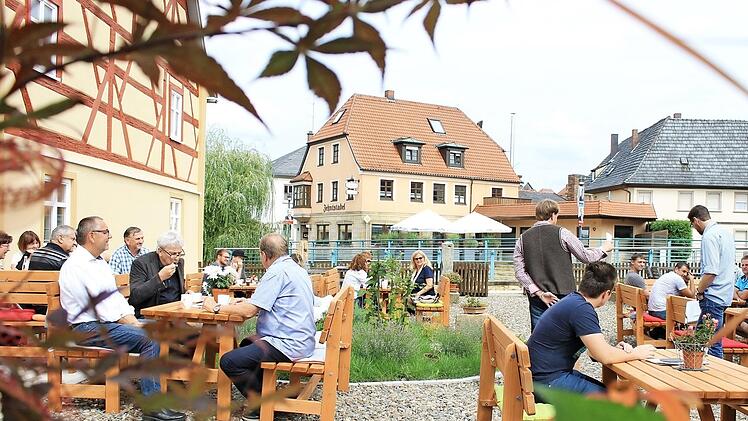 Bei der Eröffnung des Spitalhauses in Bad Staffelsteingenossen die geladenen Gäste Kaffee und Kuchen im neu errichteten Biergarten am Spitalhaus. Foto: Dominic Buckreus