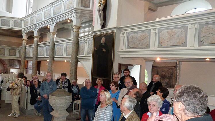 Heide Bächer (rechts) nahm zusammen mit Klaus-Dieter Schoberth und Reinhard Stelzer die Führungen in der Stiftskirche, der Fürstengruft und dem Kreuzgang vor.  Foto: Werner Reißaus