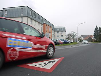 Warnmarkierung und Verbotsschilder reichen offensichtlich nicht aus: Die Parksituation im Bereich des Seniorenheimes in Wildenheid war ein Kritikpunkt, der bei der Bürgerversammlung im Sportheim des TBVfL angesprochen wurde. Foto: Berthold Köhler