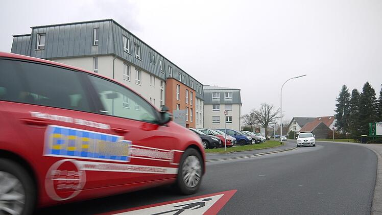 Warnmarkierung und Verbotsschilder reichen offensichtlich nicht aus: Die Parksituation im Bereich des Seniorenheimes in Wildenheid war ein Kritikpunkt, der bei der Bürgerversammlung im Sportheim des TBVfL angesprochen wurde. Foto: Berthold Köhler