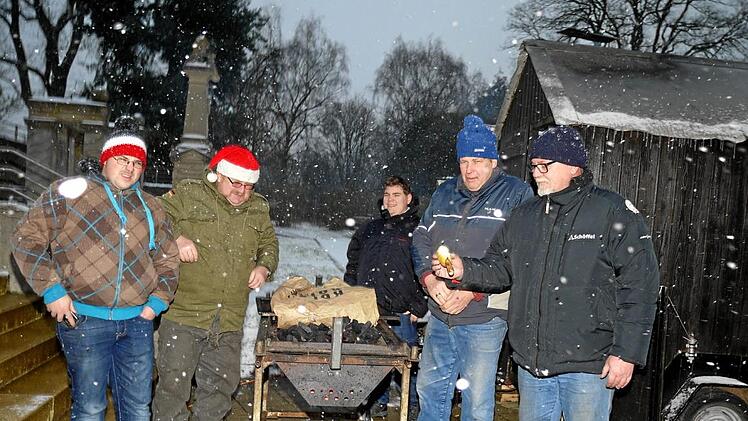 Sie hatten einen Vorteil: Der Rost spendierte den Grillmeistern willkommene W&auml;rme.