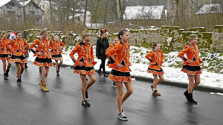Stilecht bis auf die Schuhe (wegen des Wetters) die Teeniegarde des TSV Burgpreppach
