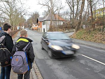 Eltern und Kellerbergverein sorgen sich um die Sicherheit der Schüler und die unterirdischen Bierkeller in diesem Bereich und fordern für den Höchstadter Kellerberg Tempo 30.  Foto: Andreas Dorsch