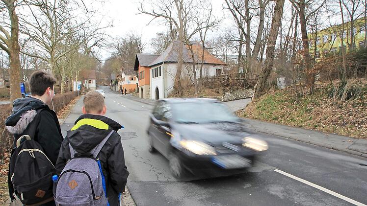 Eltern und Kellerbergverein sorgen sich um die Sicherheit der Schüler und die unterirdischen Bierkeller in diesem Bereich und fordern für den Höchstadter Kellerberg Tempo 30.  Foto: Andreas Dorsch