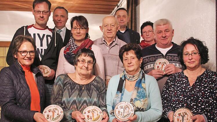 Tonmodeln haben erhalten: Karin Dietzel, Monika Weigel, Hannelore Backer, Petra Hugel (vordere Reihe), Thomas und Bianca Trapper, Paul Münch und Otmar Walter mit der Vorsitzenden Adelgunde Hübner, mit Bürgermeister Bernd Steinhäuser und dem Kreisvorsitzenden Gerhard Reif (hintere Reihe, von rechts).