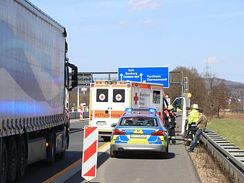 An der Autobahnausfahrt Forchheim-S&uuml;d Richtung Bamberg bildete sich am Mittwochnachmittag ein langer Stau. Fotos: News5/Merzbach