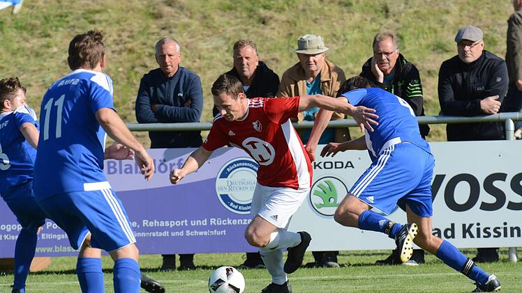 Szene aus dem Totopokalspiel des SV Aura (in blau) gegen den FC 06 Bad Kissingen (0:3).ssp