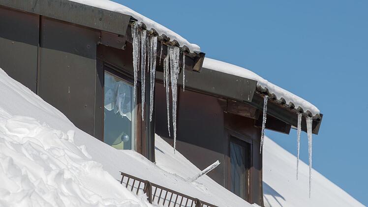 Eiszapfen sollten entfernt werden, da sie Gefahr für Leib und Wohl sind. Foto: Armin Weigel/ dpa