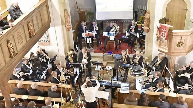 Der kleine Bezirksposaunenchor des evangelischen Dekanats R&uuml;gheim unter der Leitung von J&uuml;rgen Koch gab ein besonderes Konzert in der Heilig-Kreuz-Kirche in Holzhausen.  Foto: Gerold Snater