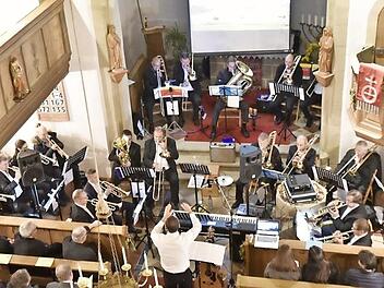 Der kleine Bezirksposaunenchor des evangelischen Dekanats Rügheim unter der Leitung von Jürgen Koch gab ein besonderes Konzert in der Heilig-Kreuz-Kirche in Holzhausen.  Foto: Gerold Snater