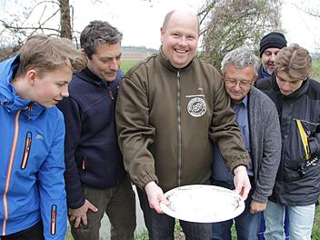 Lars Knirsch, Robert Gänsler, Johannes Lang, Roland Holler, Markus Lang und Felix Dettmer (von links) von den Anglerfreunden Greiendorf freuen sich über die Glasaale für die Aisch.   Foto: Andreas Dorsch