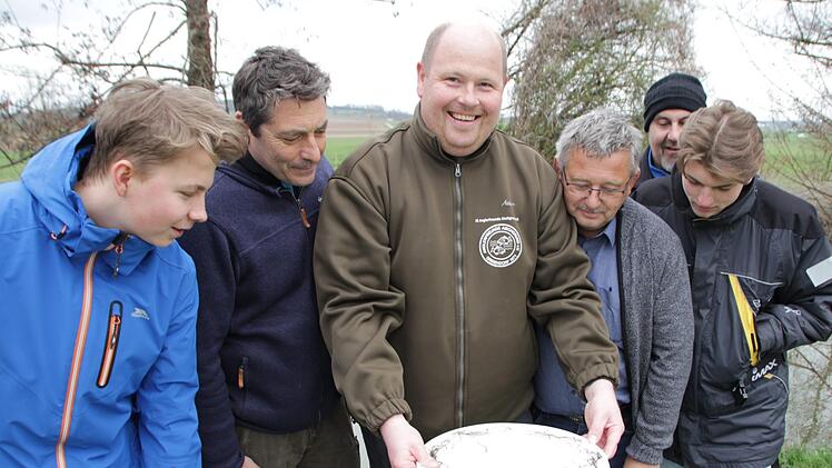 Lars Knirsch, Robert Gänsler, Johannes Lang, Roland Holler, Markus Lang und Felix Dettmer (von links) von den Anglerfreunden Greiendorf freuen sich über die Glasaale für die Aisch.   Foto: Andreas Dorsch
