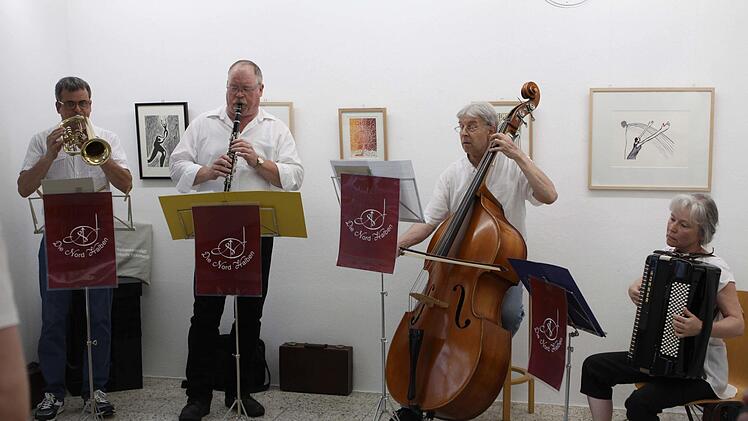Die Musikgruppe "Die Nord Halben" bereicherte im Maxhaus die Eröffnung des Kunstsommers. Michael Wunder