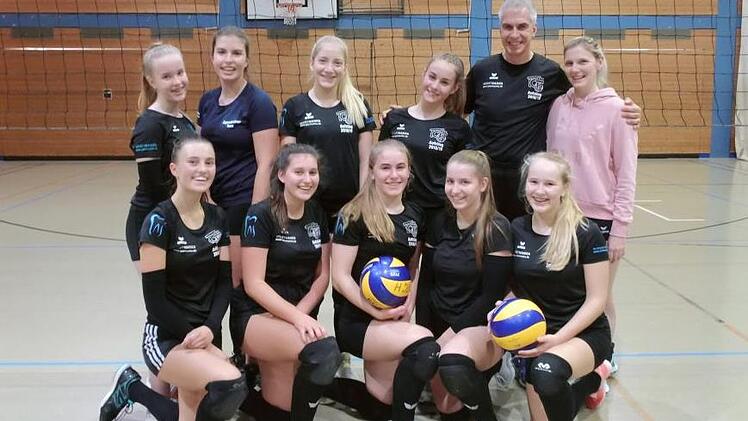 Silvio Holzapfel und Co-Trainerin Christina Bechmann (hinten rechts) mit den U18-Mädels    Foto: Britta Schnake