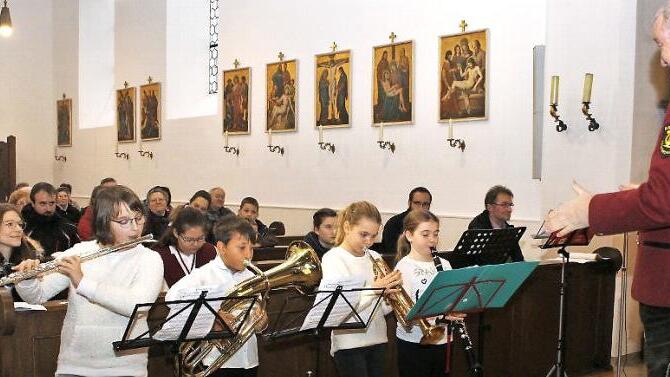 Der Nachwuchs (im ersten Ausbildungsjahr) musiziert.