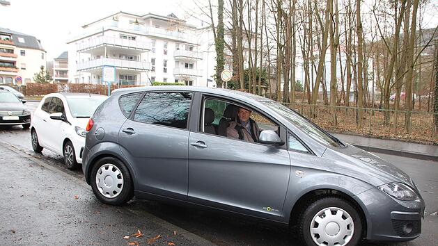 Edgar Kast ist mit seinem Auto auf den Bordstein gefahren, um zu zeigen, was beim Parken schief gehen kann. Foto: Charlotte Wittnebel-Schmitz