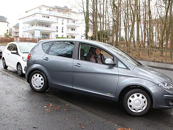 Edgar Kast ist mit seinem Auto auf den Bordstein gefahren, um zu zeigen, was beim Parken schief gehen kann. Foto: Charlotte Wittnebel-Schmitz