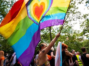 CSD-Parade zieht durch Erlangen: Veranstalter mit Forderungen - "geschlechtliche Identität" soll ins Grundgesetz