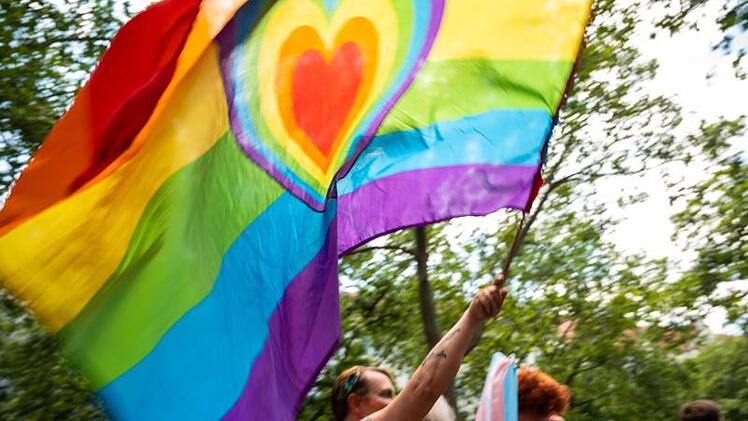 CSD-Parade zieht durch Erlangen: Veranstalter mit Forderungen - "geschlechtliche Identität" soll ins Grundgesetz