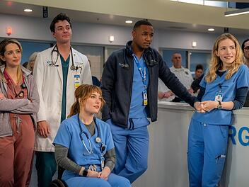Dr. Danny Simms (Willa Fitzgerald, rechts) muss ihre Kolleginnen (Cass Himmelstein, Jessy Yates) und Kollegen (Jack Bannon, Jessie T. Usher) davon überzeugen, eine gute Chefin zu sein.