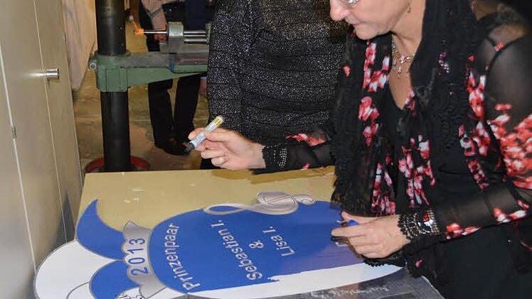 Elisabeth Preuß signierte das Ehrenwappen.