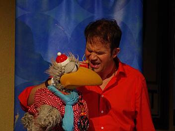Daniel Kallauch mit seinem Spaßvogel Willibald. Foto: Klaus Werner