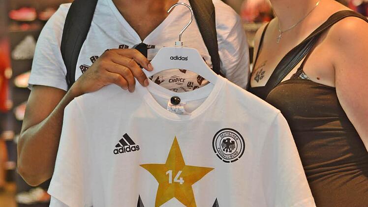 Kathrin schenkt ihrem Freund Serge aus Kamerun ein Shirt mit 4 Sternen. Foto: Pelke