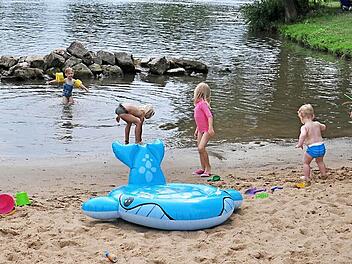 Der Motorbootclub Obertheres, der heuer die "Blaue Flagge" als sichtbares Symbol für den umweltbewussten Umgang mit Landschaft und Natur bereits zum 18. Mal erhielt, pflegt auch den Sandstrand am Main der Gemeinde Theres.