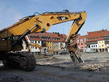 Ein 90-Tonnen-Bagger reißt den Zentralparkplatz und damit auch die Decke der Tiefgarage ein. Fotos: Alexander Hartmann