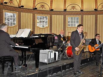 Die Bad Bockleter Kurmusiker (von links) István Hegedüs (Klavier/Keyboard), Tamás Bordas (Schlagzeug), Gabor Deak (Saxophon/Klarinette) und Julius Mezei (Violine/Gitarre).  Foto: Sigismund von Dobschütz