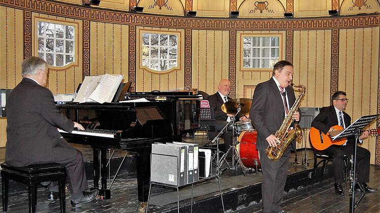 Die Bad Bockleter Kurmusiker (von links) István Hegedüs (Klavier/Keyboard), Tamás Bordas (Schlagzeug), Gabor Deak (Saxophon/Klarinette) und Julius Mezei (Violine/Gitarre).  Foto: Sigismund von Dobschütz