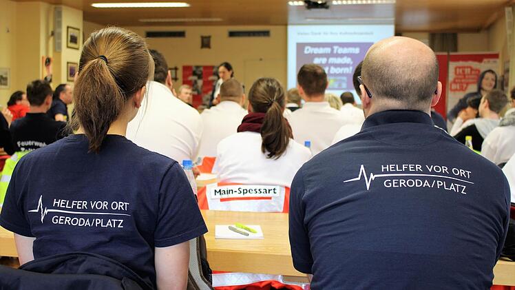 Der Vortrag von Dr. Claudia Siebel über Notfälle in der Schwangerschaft kommt bei den HvOs gut an und wird mit vielen Nachfragen untermauert. Foto: Julia Raab