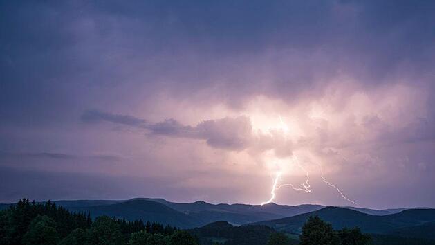 Seit Donnerstagabend zogen schwere Gewitter &uuml;ber gro&szlig;e Teile Frankens - in den Landkreisen Bamberg und Miltenberg hatte die Feuerwehr zu tun.  Foto: J&uuml;rgen H&uuml;fner