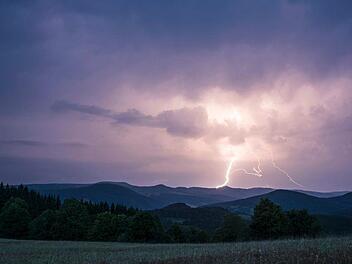 Seit Donnerstagabend zogen schwere Gewitter &uuml;ber gro&szlig;e Teile Frankens - in den Landkreisen Bamberg und Miltenberg hatte die Feuerwehr zu tun.  Foto: J&uuml;rgen H&uuml;fner