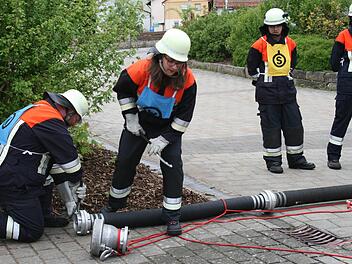 Bei der Leistungsprüfung der Feuerwehr Waldfenster traten drei Gruppen in unterschiedlichen Abnahmestufen  an. Erst  nach der Trockensaugprobe, bei der sich zeigt, ob alle Kupplungen fest verschlossen sind, ist dieser Test bestanden. Gabriele Sell