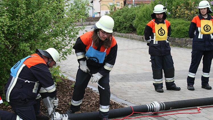 Bei der Leistungsprüfung der Feuerwehr Waldfenster traten drei Gruppen in unterschiedlichen Abnahmestufen  an. Erst  nach der Trockensaugprobe, bei der sich zeigt, ob alle Kupplungen fest verschlossen sind, ist dieser Test bestanden. Gabriele Sell