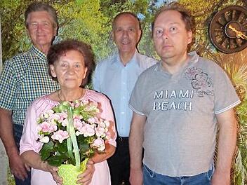 Das "goldene" Ehepaar Adam und Brigitte Gebhardt, Marktleugasts Bürgermeister Franz Uome und Sohn Manfred. Foto: Klaus-Peter Wulf