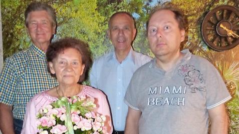 Das "goldene" Ehepaar Adam und Brigitte Gebhardt, Marktleugasts Bürgermeister Franz Uome und Sohn Manfred. Foto: Klaus-Peter Wulf