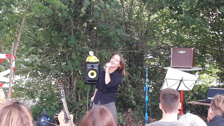 Die Liedermacherin Milli Genth präsentiert im Bahnhofsviertel ein Musik- und Textcocktail-Open-Air. Foto: Hartmut Hessel