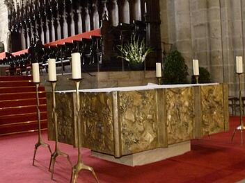 Die Liturgiereform des Zweiten Vatikanischen Konzils setzte sich mit der Neugestaltung des Altarraumes auch im Bamberger Dom durch. Im 18. Jahrhundert gab es darin über 20 Altäre. Fotos: Marion Krüger-Hundrup