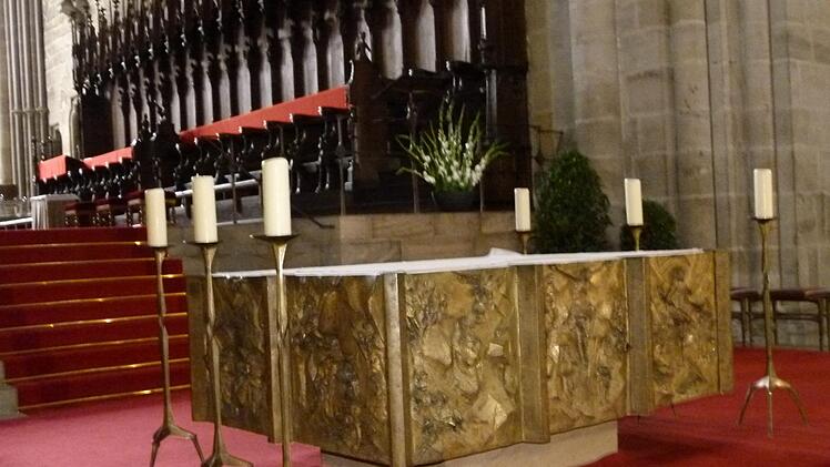 Die Liturgiereform des Zweiten Vatikanischen Konzils setzte sich mit der Neugestaltung des Altarraumes auch im Bamberger Dom durch. Im 18. Jahrhundert gab es darin über 20 Altäre. Fotos: Marion Krüger-Hundrup