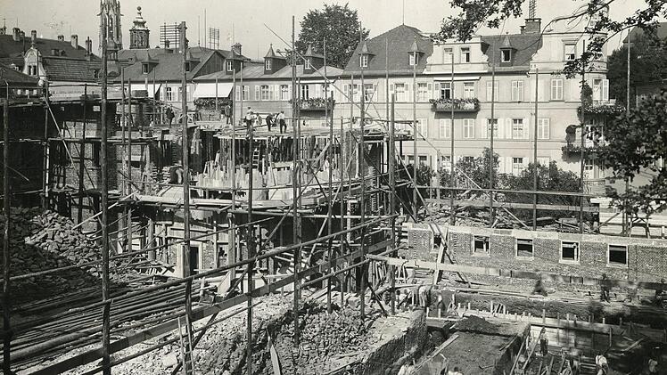 Blick über die Baustelle. Die Wände für das Kellergeschoss (gut auf der rechten Bildhälfte zu sehen) sind aus Ziegelsteinen gemauert. Foto: Archiv Firma Schick
