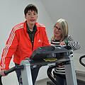 Sport gehört für die Bewohner des Flößerhofs St. Nepomuk, wie dem 23-jährigen Felix, zum Alltag dazu. Andrea Driesch leitet das Wohnheim für Menschen mit dem Prader-Willi-Syndrom.  Foto: Sandra Hackenberg