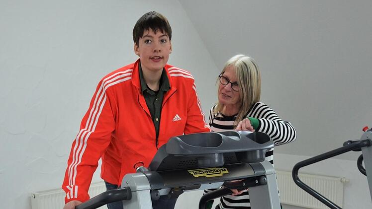 Sport gehört für die Bewohner des Flößerhofs St. Nepomuk, wie dem 23-jährigen Felix, zum Alltag dazu. Andrea Driesch leitet das Wohnheim für Menschen mit dem Prader-Willi-Syndrom.  Foto: Sandra Hackenberg