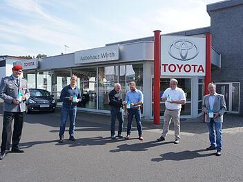 In diesem Jahr wird es keine Haussammlung des Volksbundes Deutsche Kriegsgräberfürsorge geben. Stattdessen finden Sammlungen zu festgesetzten Terminen auf den Friedhöfen in Wildflecken, Bischofsheim, Gersfeld und Bad Brückenau statt. Das Bild zeigt die Teilnehmer der Eröffnungsveranstaltung (von links): Oberstleutnant Ralf Stachowiak (Standortältester und Kommandeur Bereich Truppenübungsplatzkommandantur Süd), David Baer (Vorsitzender Reservistenkameradschaft Wildflecken), Hans-Jürgen Wirth u...