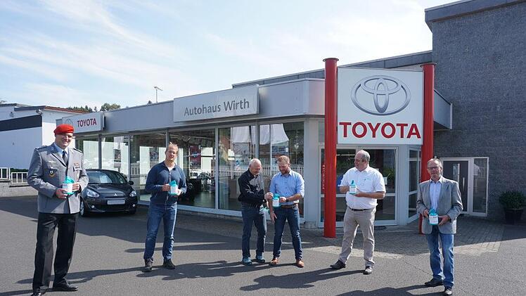 In diesem Jahr wird es keine Haussammlung des Volksbundes Deutsche Kriegsgräberfürsorge geben. Stattdessen finden Sammlungen zu festgesetzten Terminen auf den Friedhöfen in Wildflecken, Bischofsheim, Gersfeld und Bad Brückenau statt. Das Bild zeigt die Teilnehmer der Eröffnungsveranstaltung (von links): Oberstleutnant Ralf Stachowiak (Standortältester und Kommandeur Bereich Truppenübungsplatzkommandantur Süd), David Baer (Vorsitzender Reservistenkameradschaft Wildflecken), Hans-Jürgen Wirth u...