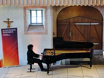 Martin García García im historischen Ambiente in Maria Bildhausen.